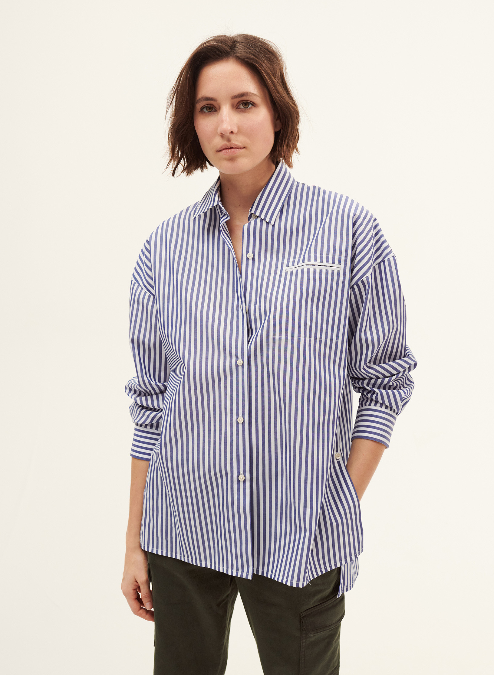 Chemise oversized rayée bleu et blanche pour femme avec boutonnage coté